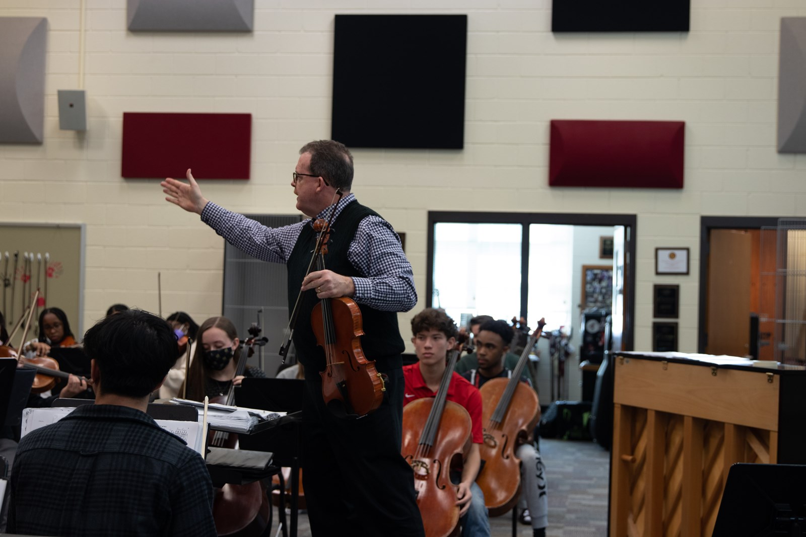 Allatoona%20High%20School%20students%20participate%20in%20James%20Palmer's%20orchestra%20class-36.jpg