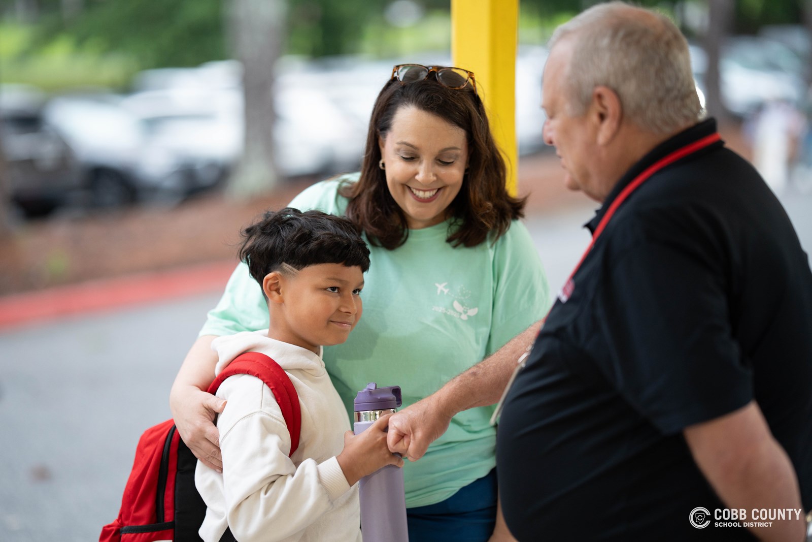 Cobb Schools Board Member Brad Wheeler joined Hollydale’s team to welcome students on their first day.