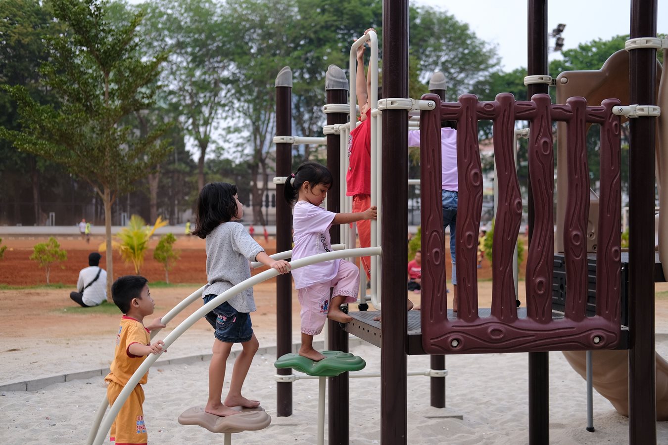 children-in-line-for-the-slide.b158a3136605.jpg