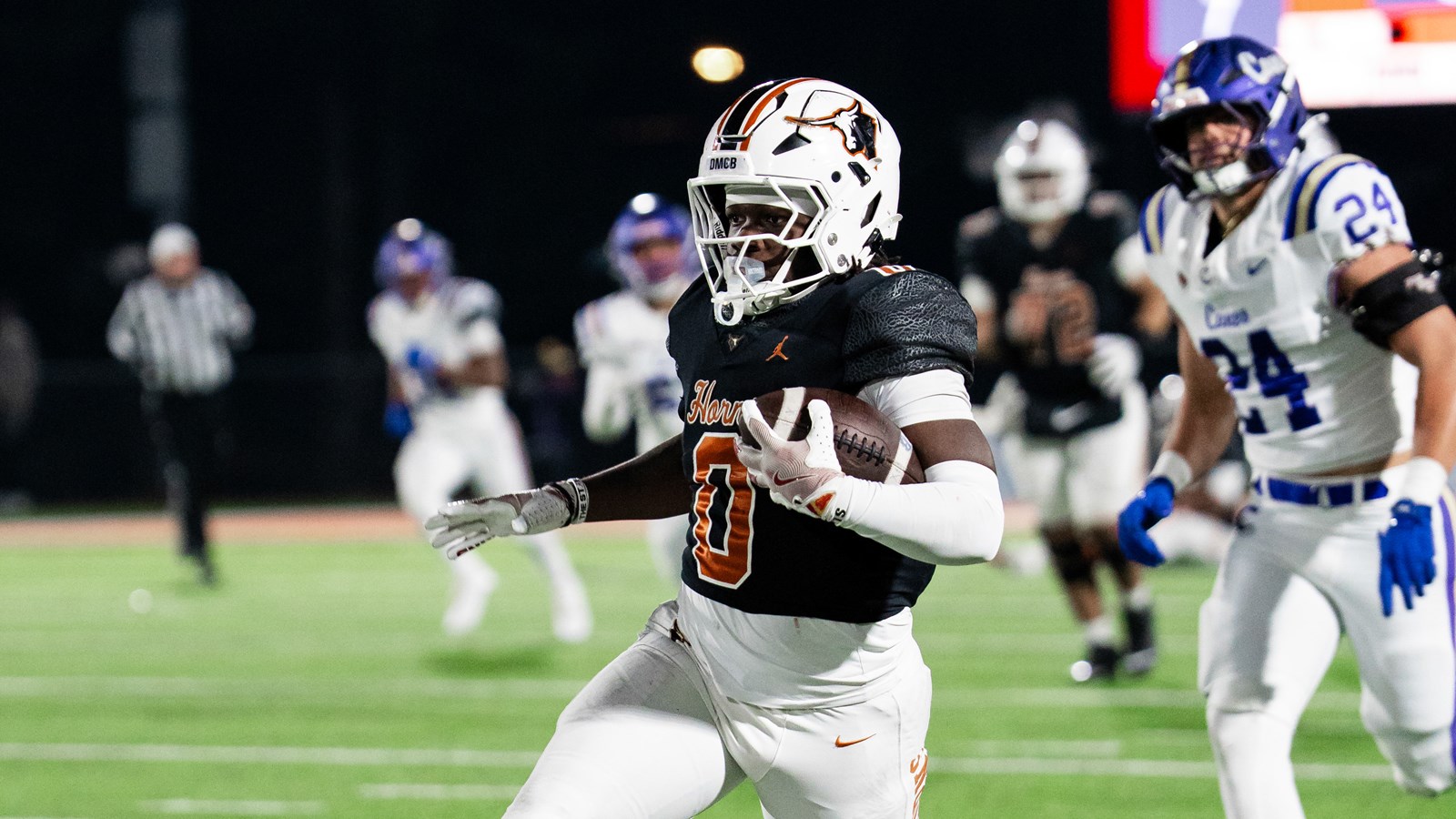 Kell's Moonie Gipson being chased by the Cartersville defense