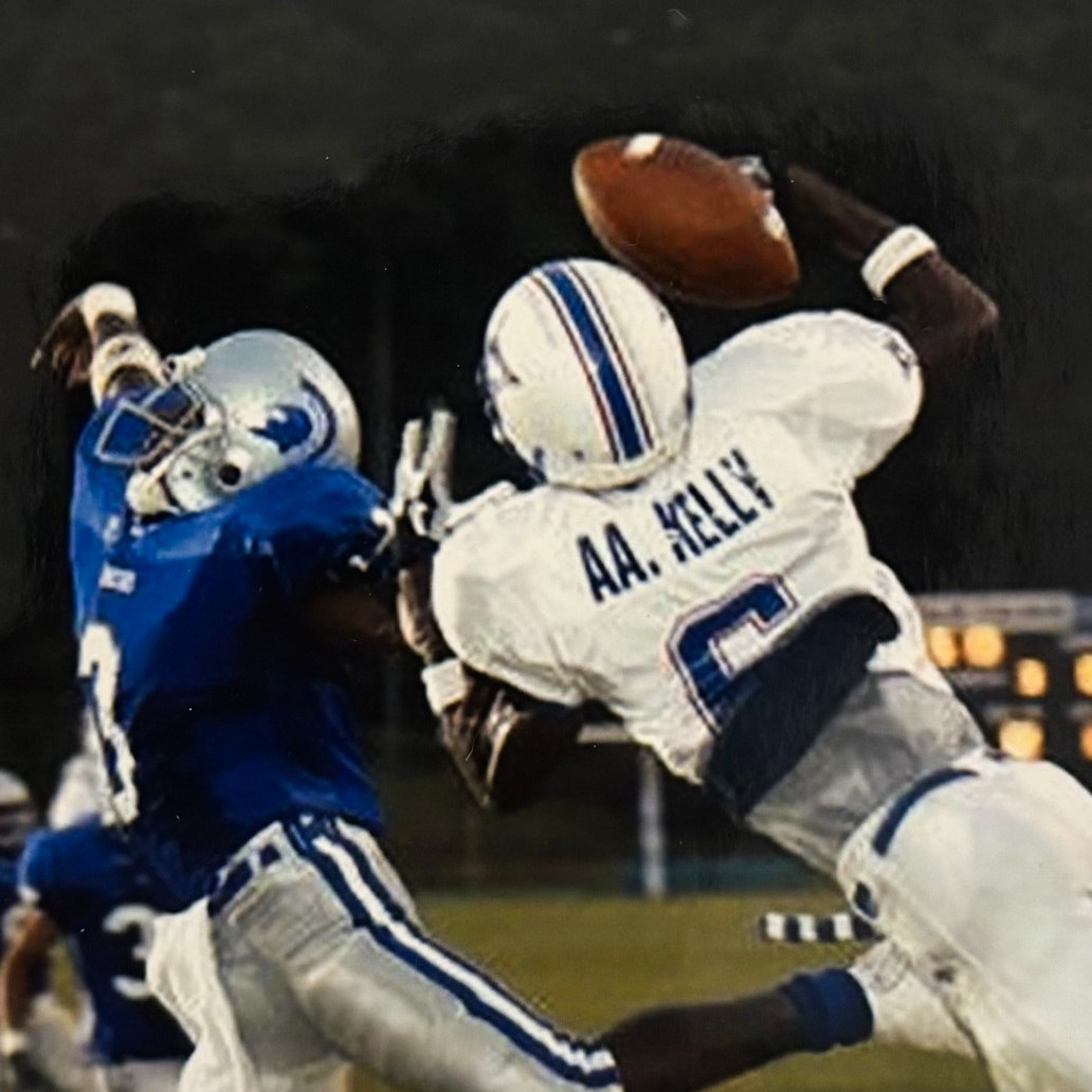 Aaron Kelly makes a diving catch for the Raiders