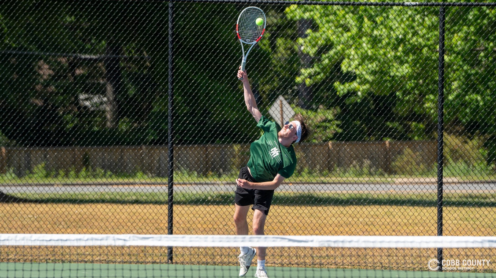 Nolen Jarl unleashes a serve