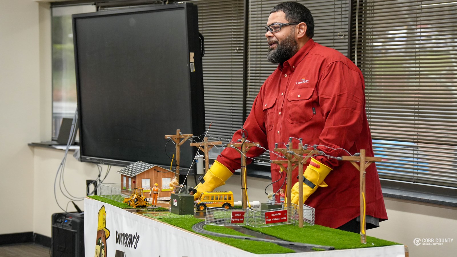 Cobb Online Learning Academy welcomes students for in person event with Cobb EMC.