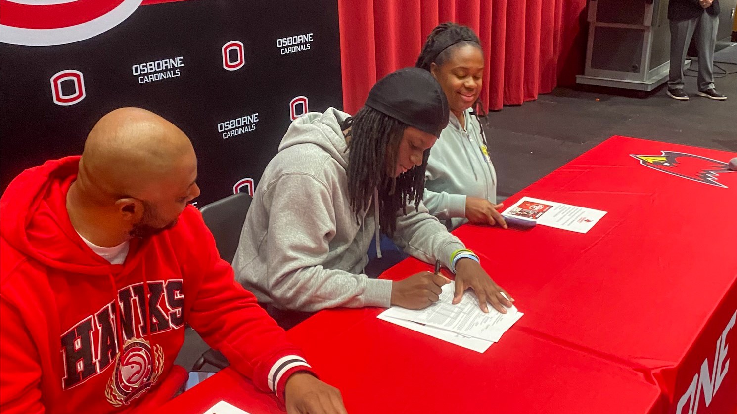 Osborne's D'Herelle Herrin signs on the dotted line on National Signing Day