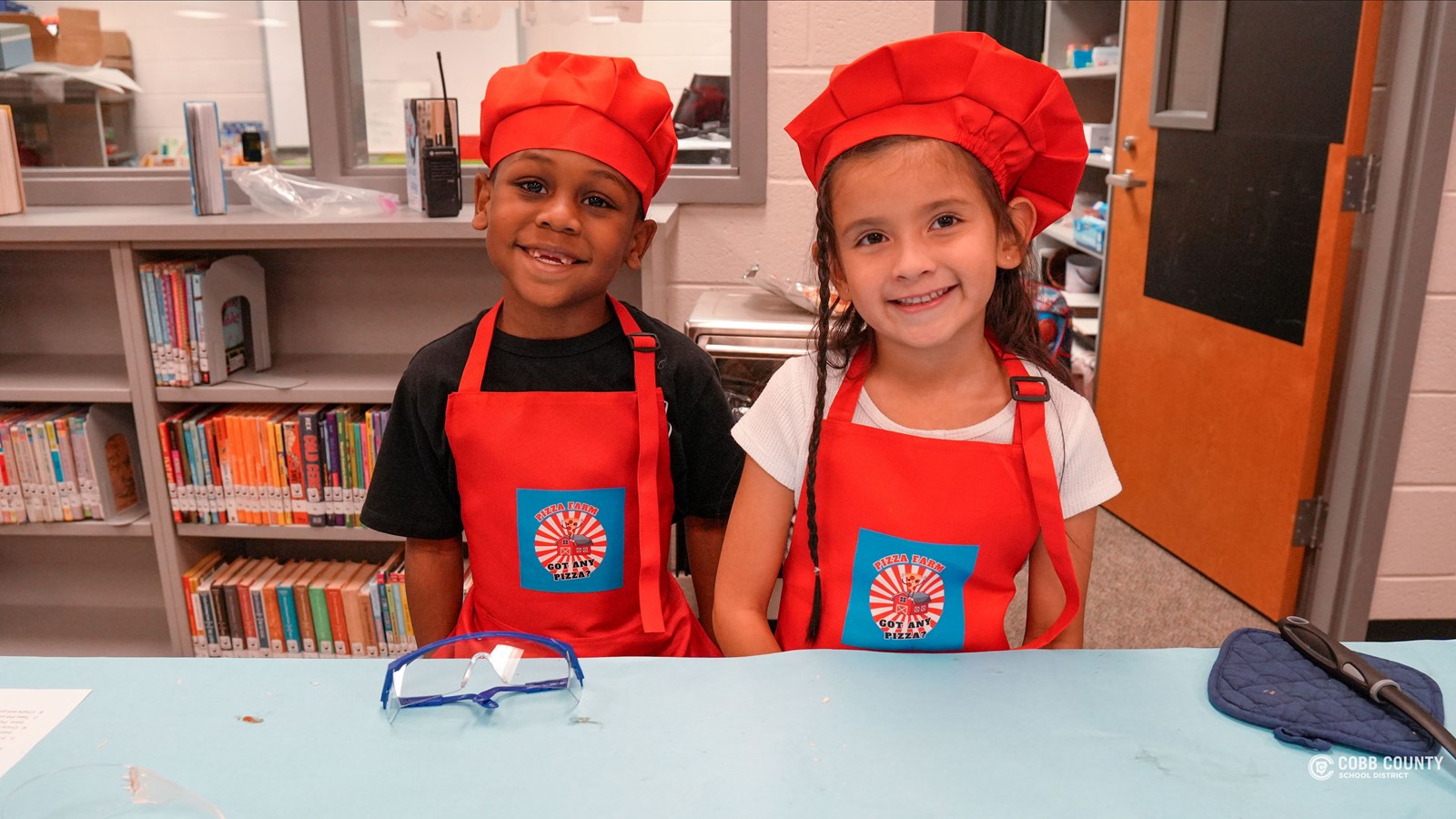 Clarkdale students make pizzas to learn about economics.