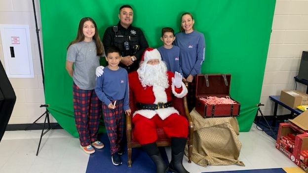 Pearson Middle School hosts Breakfast with Santa